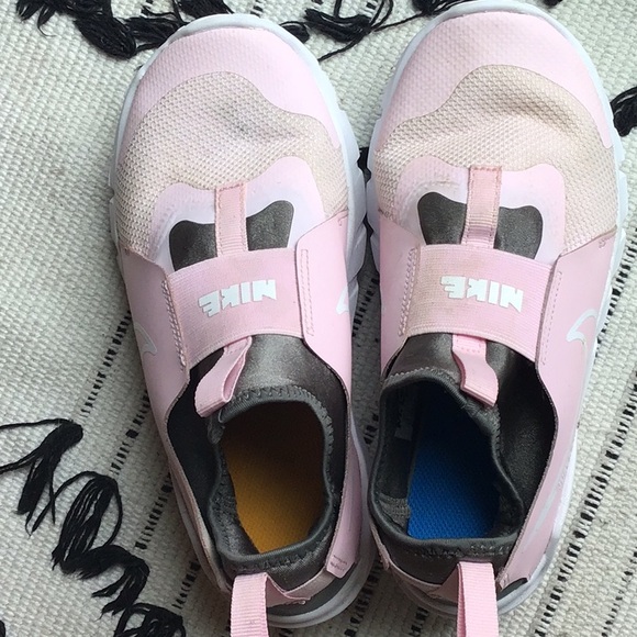 Girls NIKE slip on shoes - Picture 2 of 5